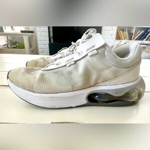 Nike Air Max SE Shoes in Summit White/Aura need wash GUC size 3 Y